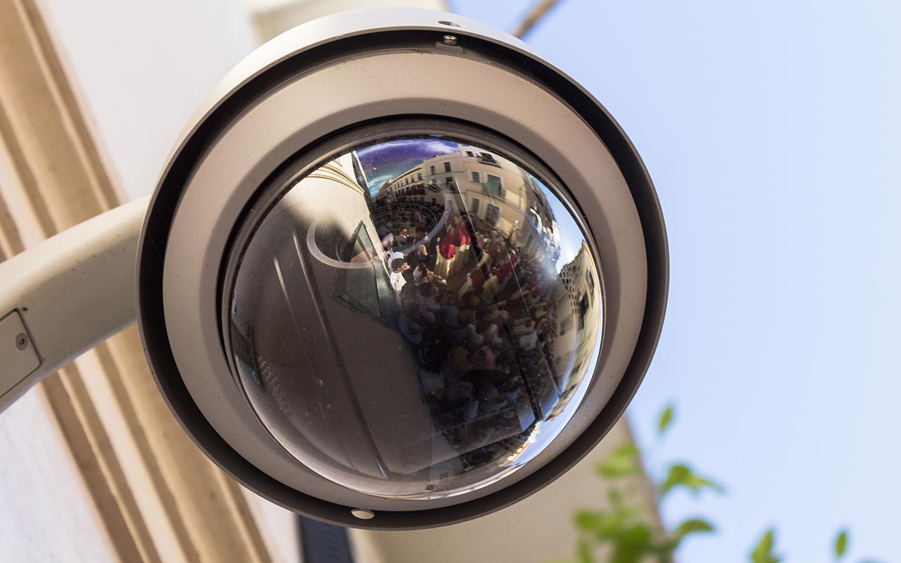 Nazarenos de La Lanzada reflejados en una cámara de seguridad de la calle Alberto Lista