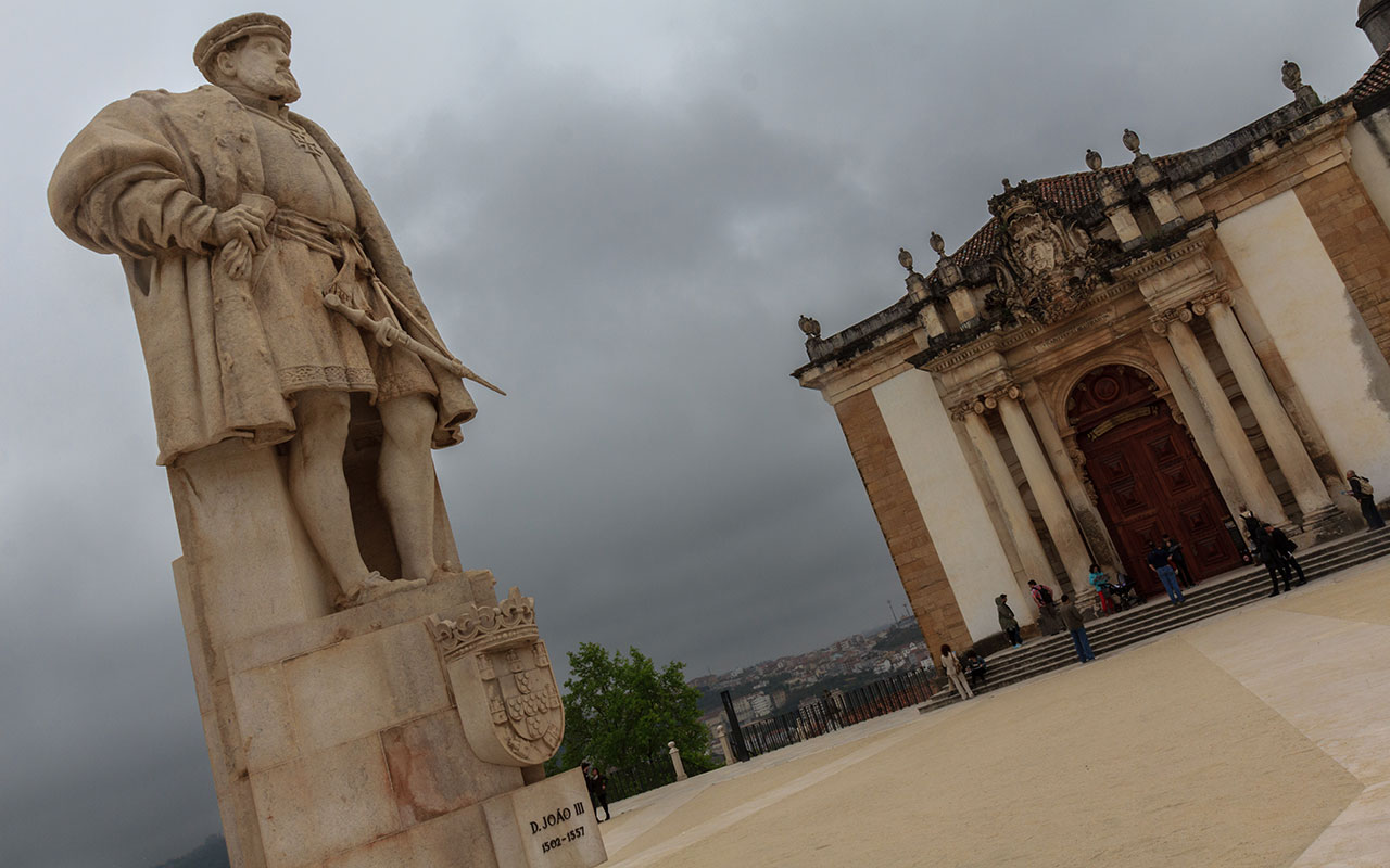 Estatua de Joao III en la plaza de la Universidad de Coimbra