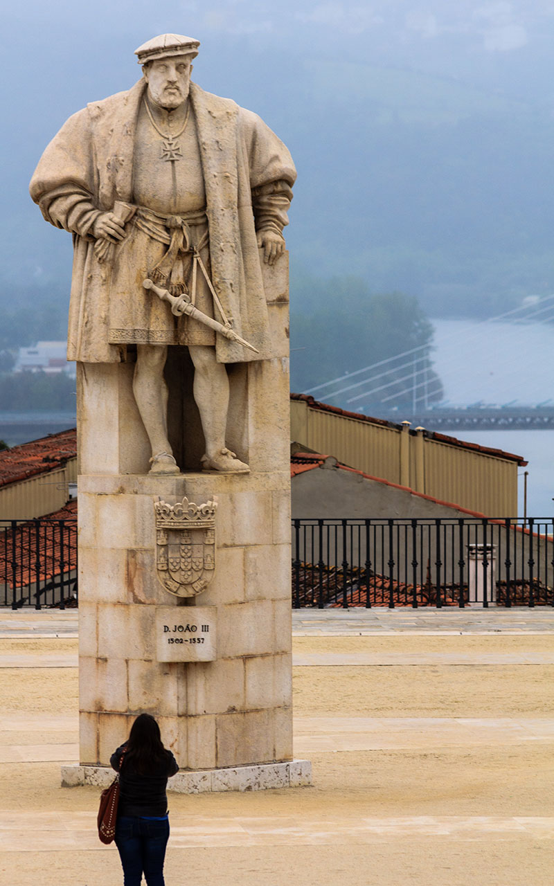 Estatua de Joao III en la Universidad de Coimbra