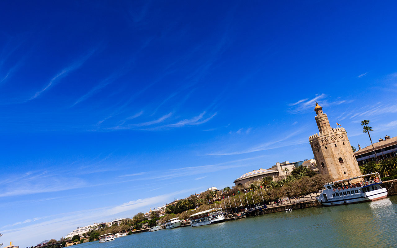 Torre del Oro desde el río Guadalquivir