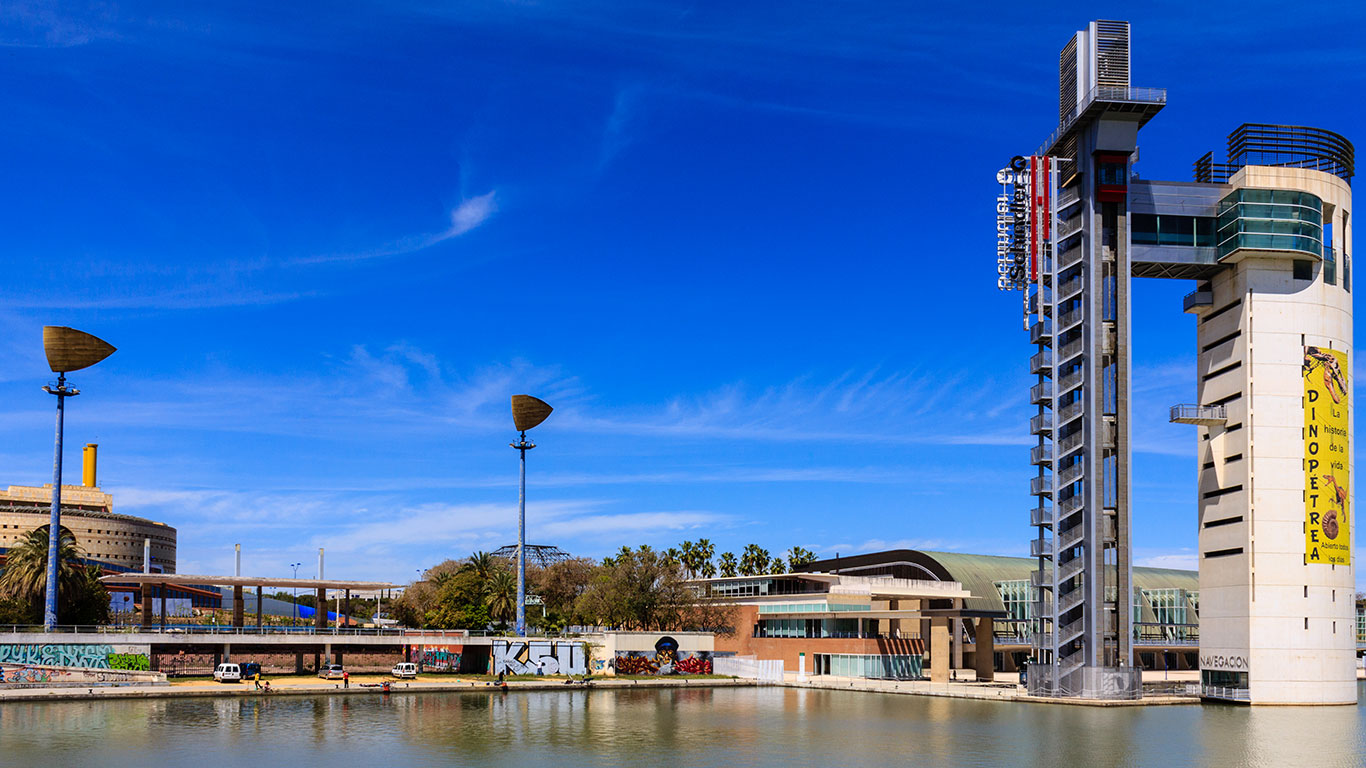Torre Schindler y Museo de la Navegación desde el río Guadalquivir