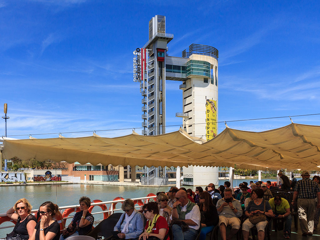 Crucero por el río Guadalquivir con turistas
