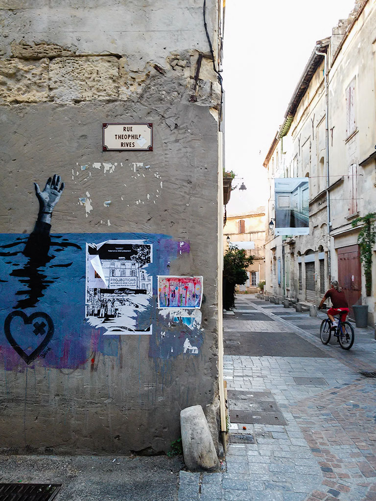 Pintadas en una calle de Arles