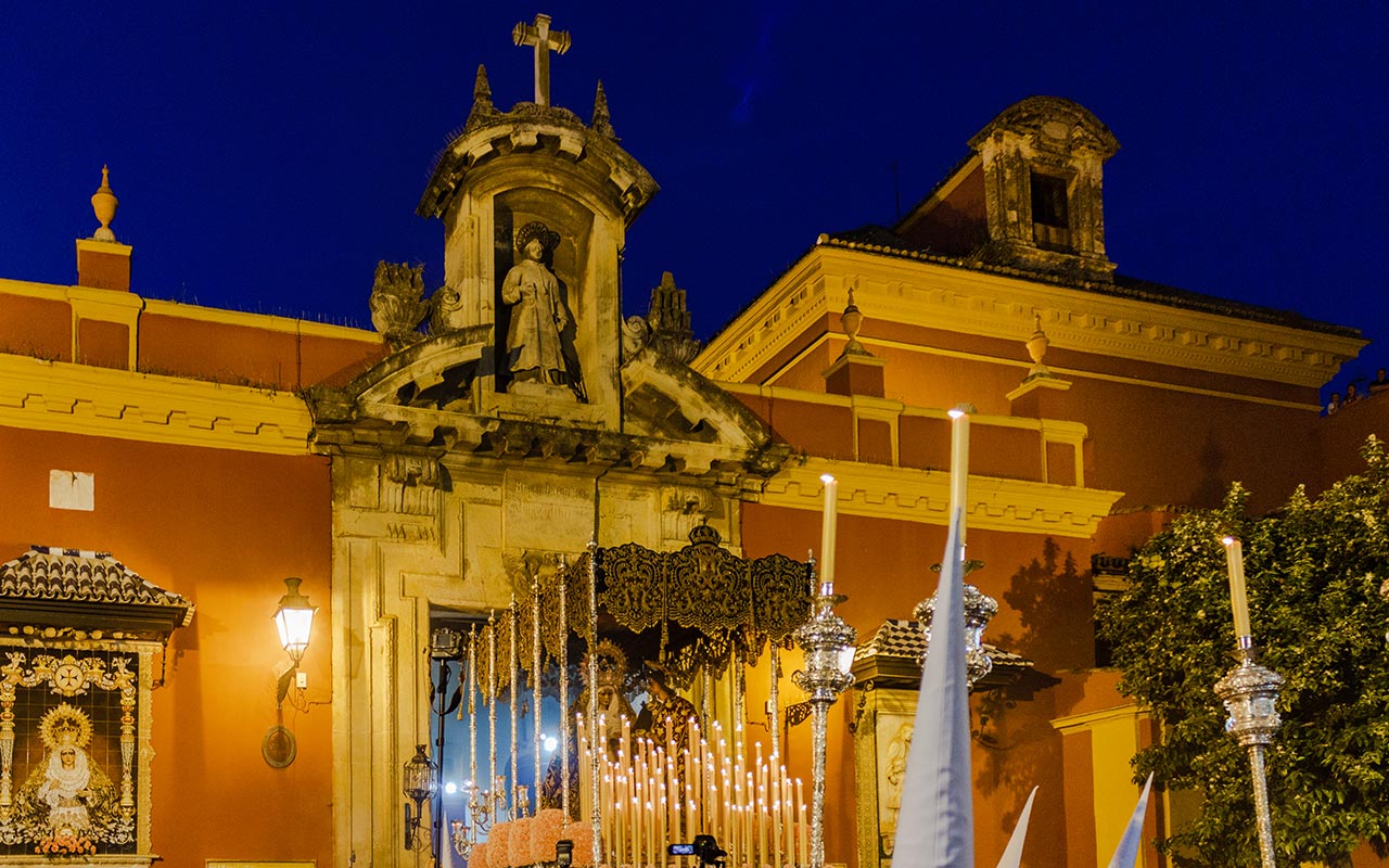 Salida del paso de palio de María Santísima del Dulce Nombre en la Plaza de San Lorenzo