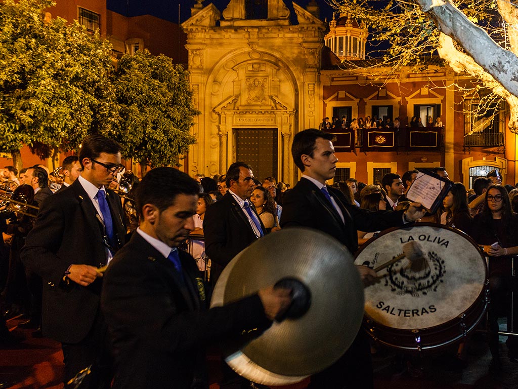 Músicos de La Oliva de Salteras tras el palio del Dulce Nombre en San Lorenzo