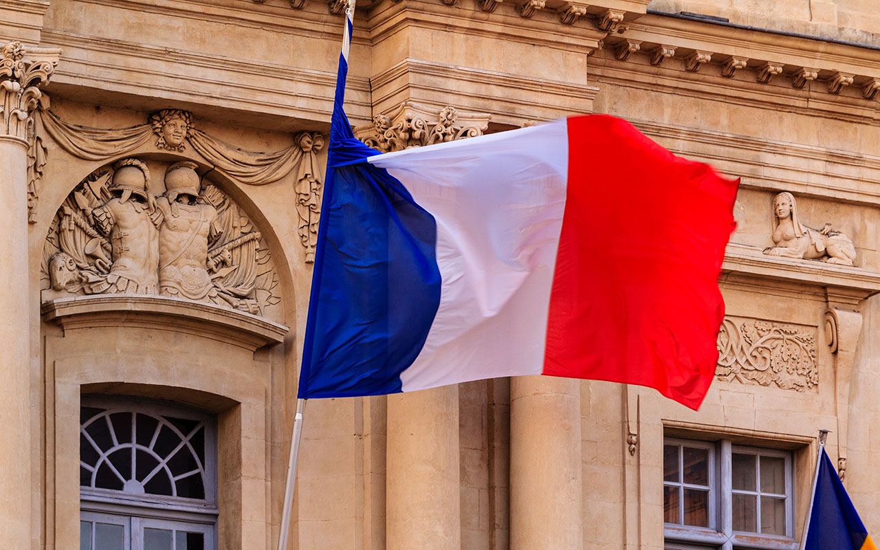 Bandera francesa en el Ayuntamiento de Arles