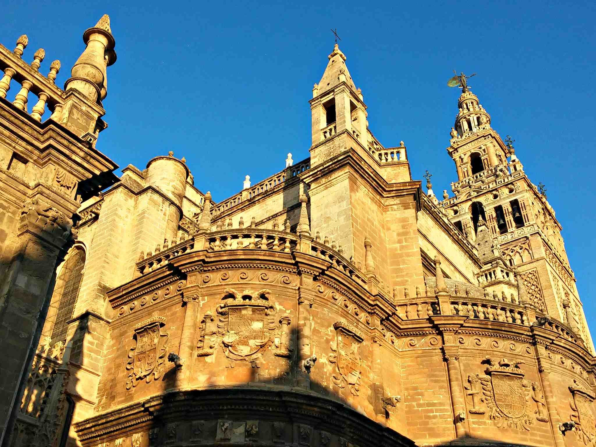 Vista de la Catedral de Sevilla con la Giralda