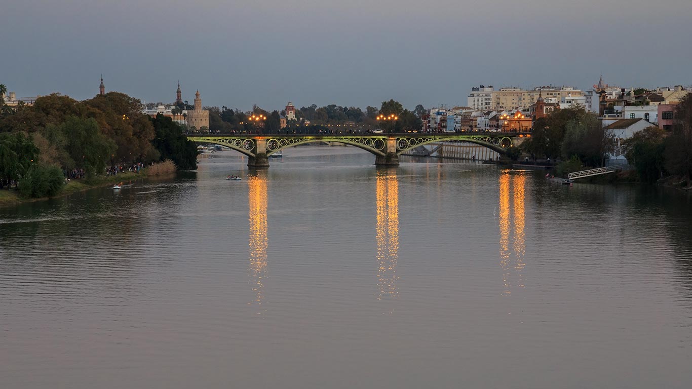 Puente de Triana y río Guadalquivir