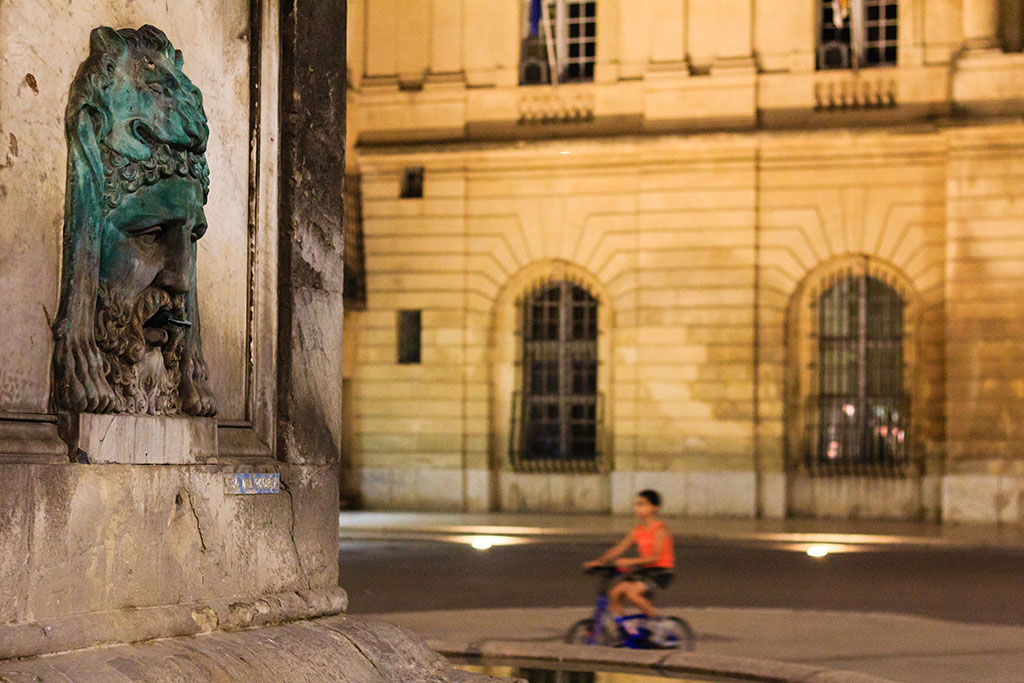 Niño ciclista en la plaza principal de Arles