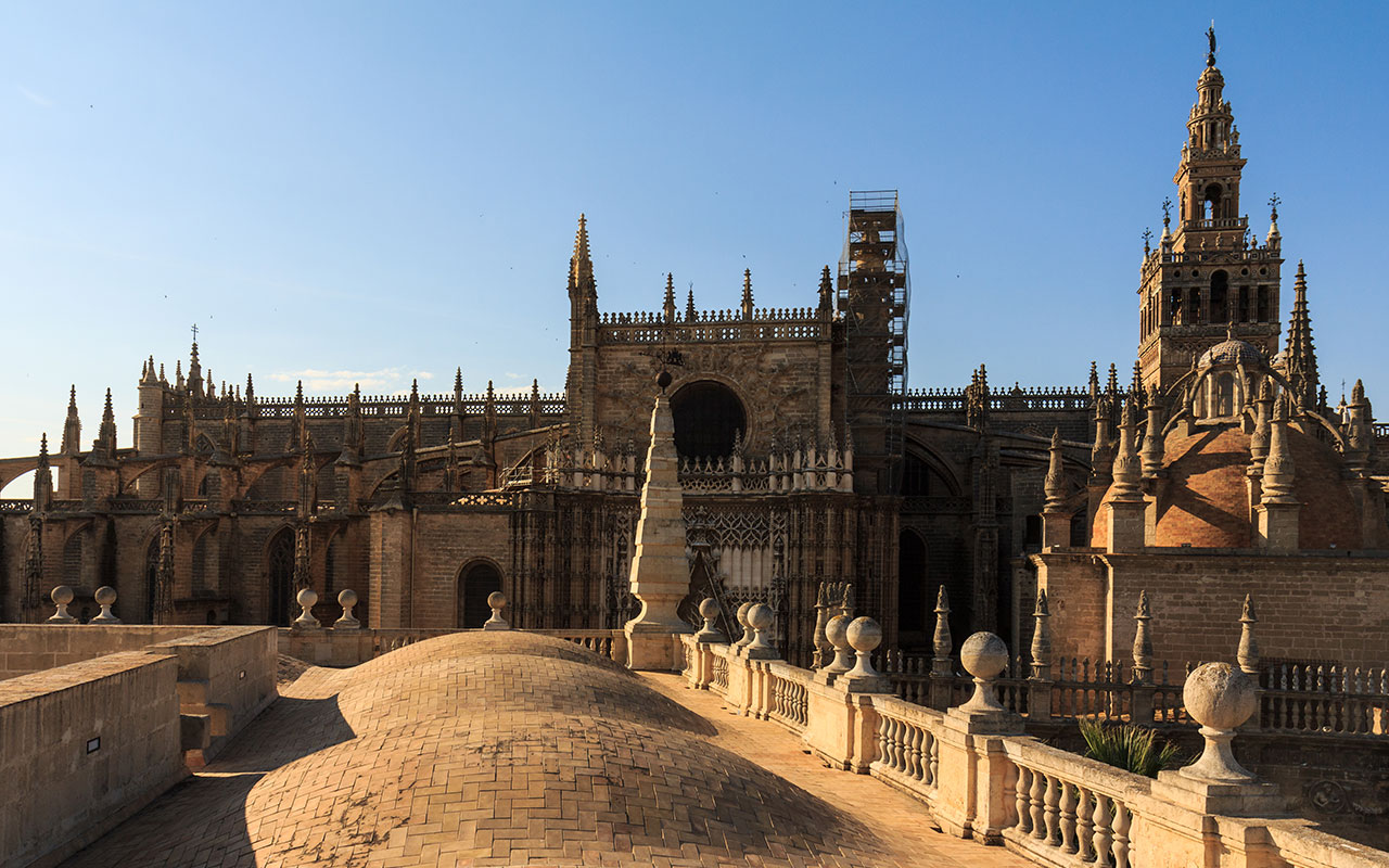 Cubiertas del Archivo de Indias y silueta de la Catedral de Sevilla