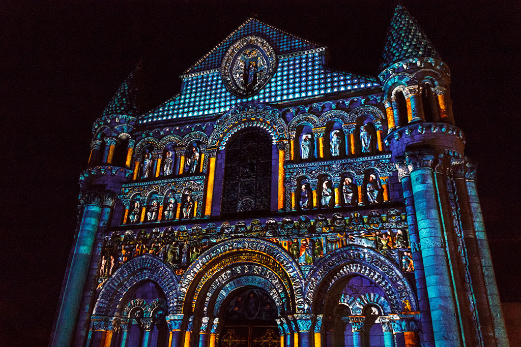 Iglesia de Poitiers iluminada