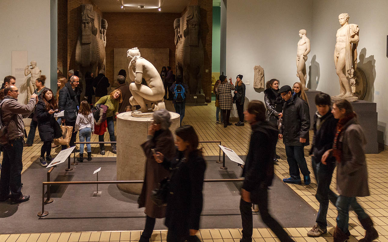 Gente admirando esculturas del British Museum