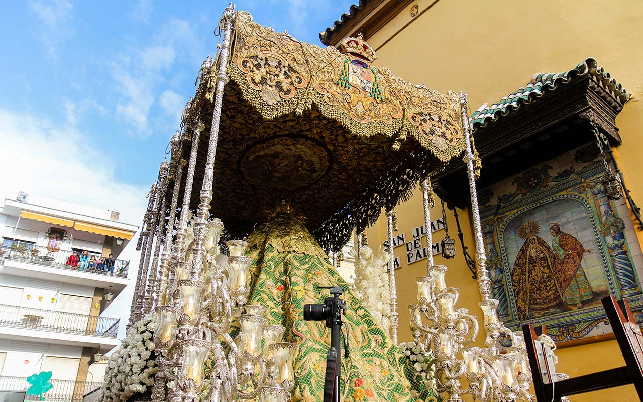 Palio de la Macarena ante el retablo de la Amargura en San Juan de la Palma