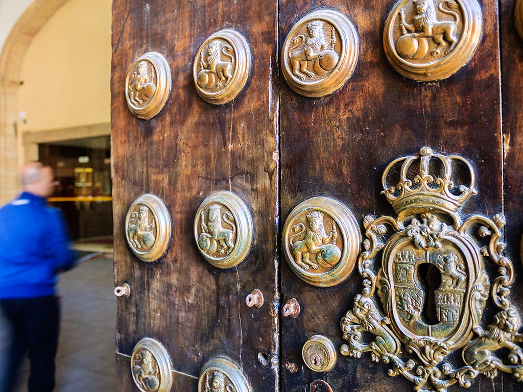 Puerta de acceso al Rectorado de la Universidad de Sevilla y antigua Fábrica de Tabacos