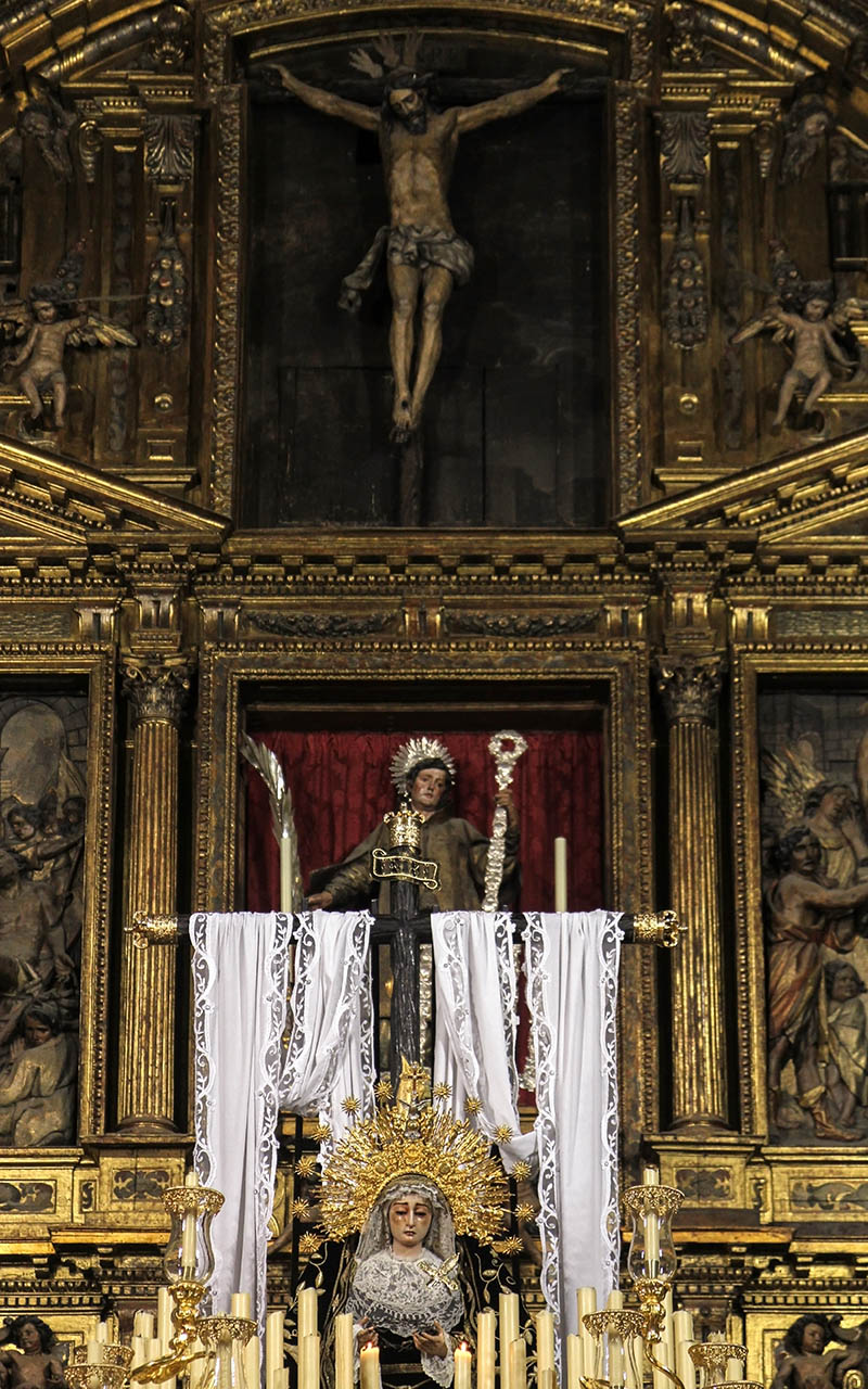 Paso de la Virgen de la Soledad en el Altar Mayor